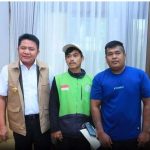 Ari, sopir ojol, menerima hadiah Rp 10 juta dari Gubernur Sumsel, setelah berani menegur pembakar lahan dan ikut memadamkan api. Foto: Humas Pemprov Sumsel.