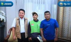 ari-40kb Ari, sopir ojol, menerima hadiah Rp 10 juta dari Gubernur Sumsel, setelah berani menegur pembakar lahan dan ikut memadamkan api. Foto: Humas Pemprov Sumsel.