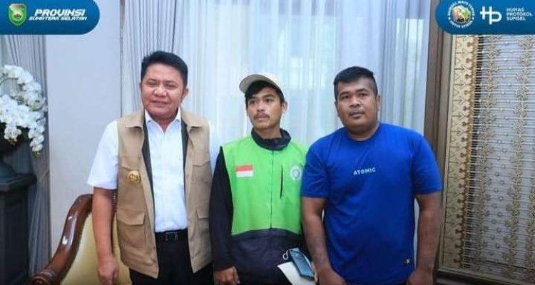 Ari, sopir ojol, menerima hadiah Rp 10 juta dari Gubernur Sumsel, setelah berani menegur pembakar lahan dan ikut memadamkan api. Foto: Humas Pemprov Sumsel.