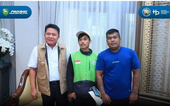 Ari, sopir ojol, menerima hadiah Rp 10 juta dari Gubernur Sumsel, setelah berani menegur pembakar lahan dan ikut memadamkan api. Foto: Humas Pemprov Sumsel.