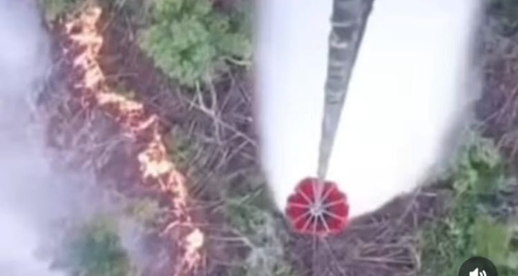 Pemadaman karhutla menggunakan bom air dari helikopter. Foto: IST