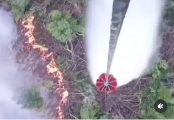 Pemadaman karhutla menggunakan bom air dari helikopter. Foto: IST