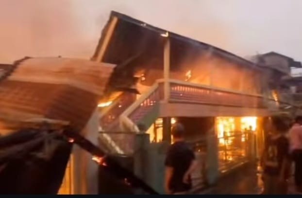 Kebakaran rumah di 8 Ulu Palembang, Senin (19/10/2026). Foto: IST/screenshot medsos.