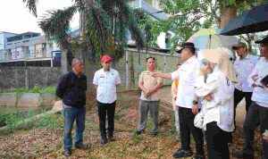 Asisten II Bidang Perekonomian dan Pembangunan Setda Kota Palembang, Isnaini Madani kembali melanjutkan peninjauan titik rawan genangan air di Wilayah kota Palembang, Rabu (28/10/2026). Foto: Kominfo Palembang.