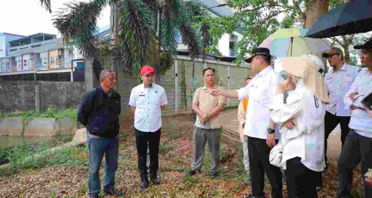 Asisten II Bidang Perekonomian dan Pembangunan Setda Kota Palembang, Isnaini Madani kembali melanjutkan peninjauan titik rawan genangan air di Wilayah kota Palembang, Rabu (28/10/2026). Foto: Kominfo Palembang.