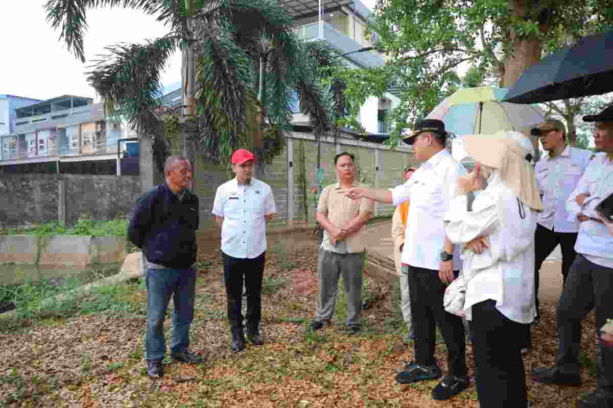Asisten II Bidang Perekonomian dan Pembangunan Setda Kota Palembang, Isnaini Madani kembali melanjutkan peninjauan titik rawan genangan air di Wilayah kota Palembang, Rabu (28/10/2026). Foto: Kominfo Palembang.