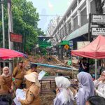 Asisten II Bidang Perekonomian dan Pembangunan Setda Kota Palembang, Isnaini Madani bersama tim melihat salah satu titik rawan banjir di Palembang, Selasa (27/10/2026). Foto: Kominfo Palembang.