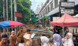 banjir-40kb Asisten II Bidang Perekonomian dan Pembangunan Setda Kota Palembang, Isnaini Madani bersama tim melihat salah satu titik rawan banjir di Palembang, Selasa (27/10/2026). Foto: Kominfo Palembang.