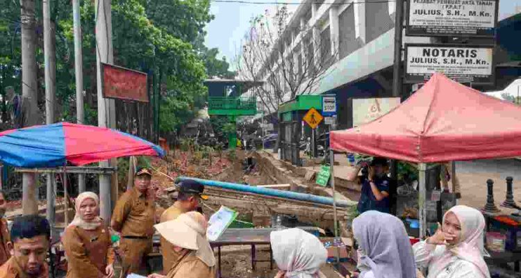 Asisten II Bidang Perekonomian dan Pembangunan Setda Kota Palembang, Isnaini Madani bersama tim melihat salah satu titik rawan banjir di Palembang, Selasa (27/10/2026). Foto: Kominfo Palembang.