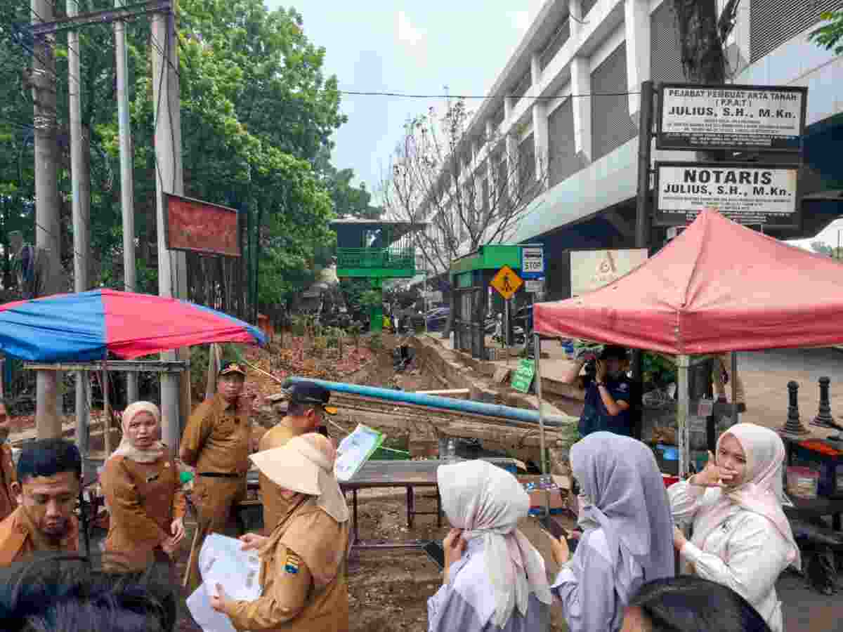 Asisten II Bidang Perekonomian dan Pembangunan Setda Kota Palembang, Isnaini Madani bersama tim melihat salah satu titik rawan banjir di Palembang, Selasa (27/10/2026). Foto: Kominfo Palembang.