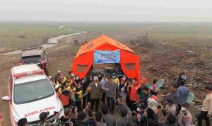 camat-40kb Gubernur Sumsel, Herman Deru saat meninjau karhutla di OKI. Foto: Humas Pemprov Sumsel.