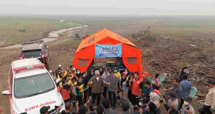 Gubernur Sumsel, Herman Deru saat meninjau karhutla di OKI. Foto: Humas Pemprov Sumsel.