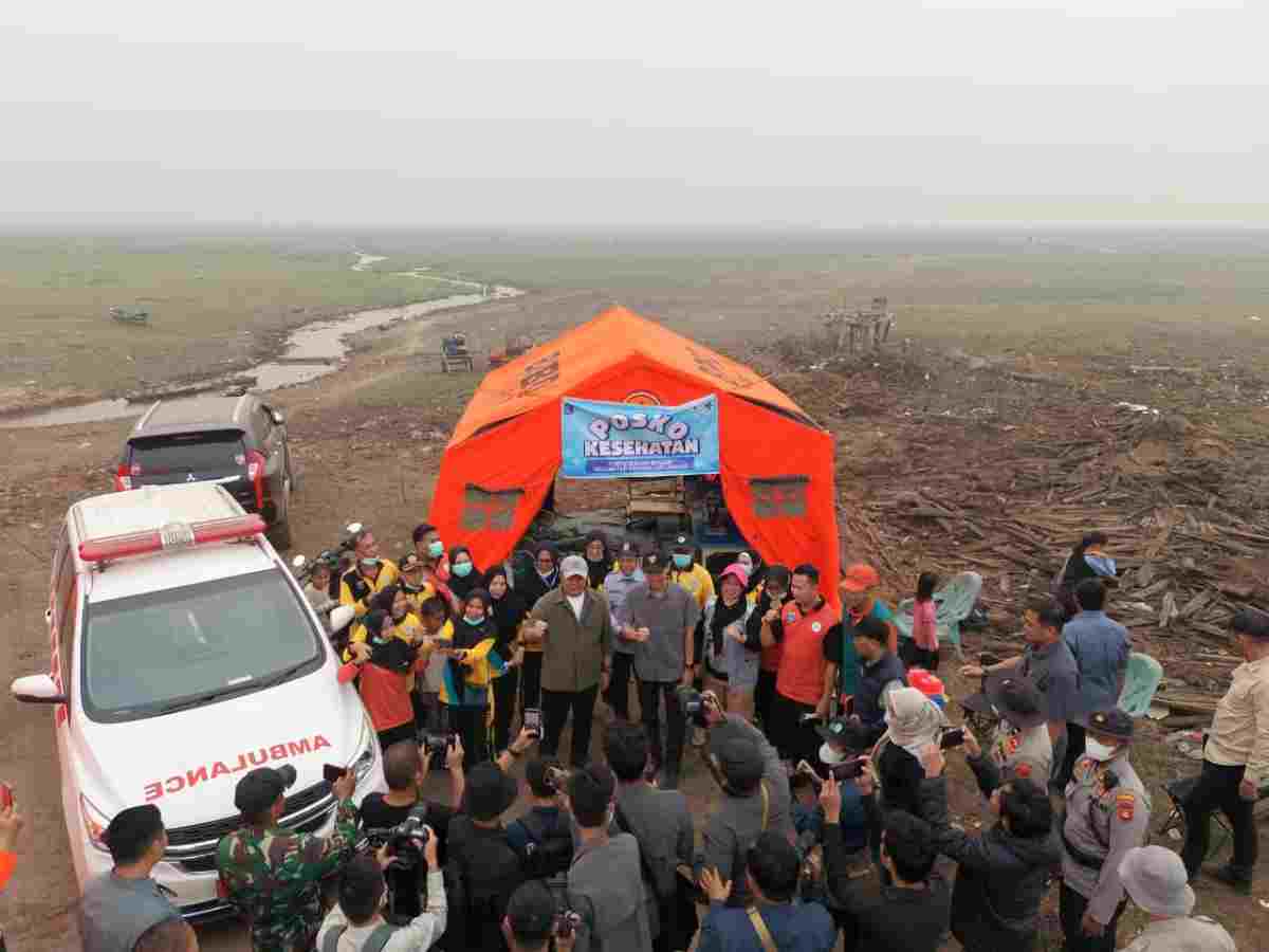 Gubernur Sumsel, Herman Deru saat meninjau karhutla di OKI. Foto: Humas Pemprov Sumsel.
