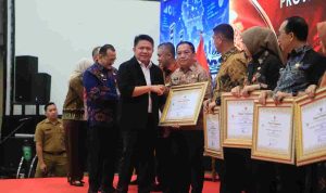 Gubernur Sumsel Herman Deru dalam ajang penghargaan Satu Data Indonesia Provinsi Sumatera Selatan Tahun 2026 yang berlangsung di Hotel Harper Palembang, Selasa (27/10/2026). Foto: Humas Pemprov Sumsel.