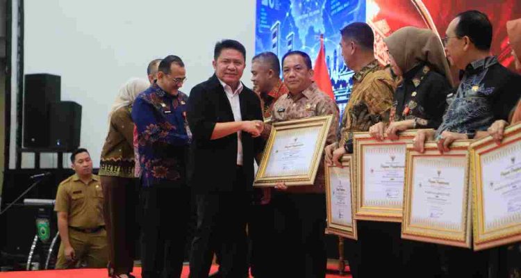 Gubernur Sumsel Herman Deru dalam ajang penghargaan Satu Data Indonesia Provinsi Sumatera Selatan Tahun 2026 yang berlangsung di Hotel Harper Palembang, Selasa (27/10/2026). Foto: Humas Pemprov Sumsel.