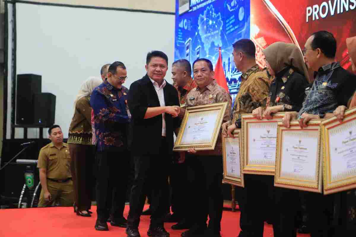 Gubernur Sumsel Herman Deru dalam ajang penghargaan Satu Data Indonesia Provinsi Sumatera Selatan Tahun 2026 yang berlangsung di Hotel Harper Palembang, Selasa (27/10/2026). Foto: Humas Pemprov Sumsel.