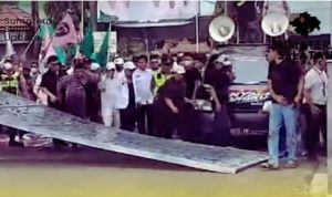 demo-40kb (2) Pagar gerbang Pemprov Sumsel roboh didorong massa aksi, Jumat (2/10/2026). Foto: IST/screenshot tribunsumsel.