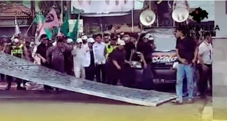 Pagar gerbang Pemprov Sumsel roboh didorong massa aksi, Jumat (2/10/2026). Foto: IST/screenshot tribunsumsel.