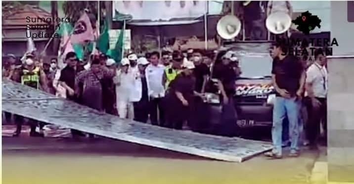 Pagar gerbang Pemprov Sumsel roboh didorong massa aksi, Jumat (2/10/2026). Foto: IST/screenshot tribunsumsel.