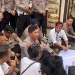 Kapolda Sumsel. Irjen Pol Rony Samtana duduk lesehan saat menerima para pendemo dari aliansi wartawan, Kamis (15/10/2026). Foto: IG Sriwijaya post.