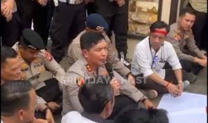 demo-40kb (3) Kapolda Sumsel. Irjen Pol Rony Samtana duduk lesehan saat menerima para pendemo dari aliansi wartawan, Kamis (15/10/2026). Foto: IG Sriwijaya post.