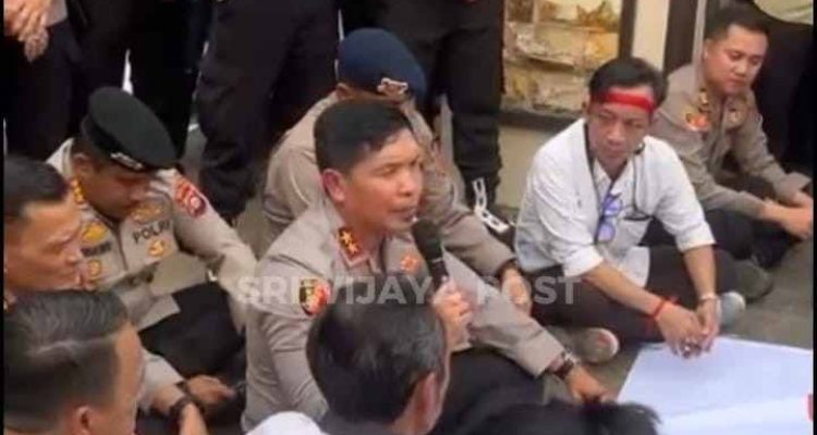Kapolda Sumsel. Irjen Pol Rony Samtana duduk lesehan saat menerima para pendemo dari aliansi wartawan, Kamis (15/10/2026). Foto: IG Sriwijaya post.