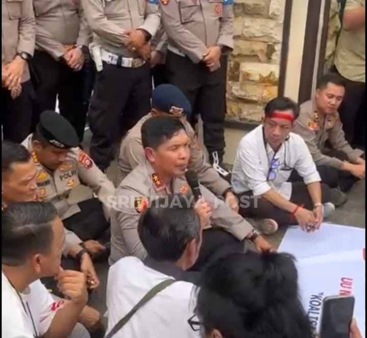 Kapolda Sumsel. Irjen Pol Rony Samtana duduk lesehan saat menerima para pendemo dari aliansi wartawan, Kamis (15/10/2026). Foto: IG Sriwijaya post.