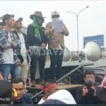 Sejumlah aktivis menggelar aksi di Mapolda Sumsel, menuntut segera tangkap para pelaku penganiyaan wartawan dan mahasiswa saat demo di Mapolda, Jumat (16/10/2026). Foto: IG Sripo.