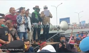 demo-40kb (4) Sejumlah aktivis menggelar aksi di Mapolda Sumsel, menuntut segera tangkap para pelaku penganiyaan wartawan dan mahasiswa saat demo di Mapolda, Jumat (16/10/2026). Foto: IG Sripo.