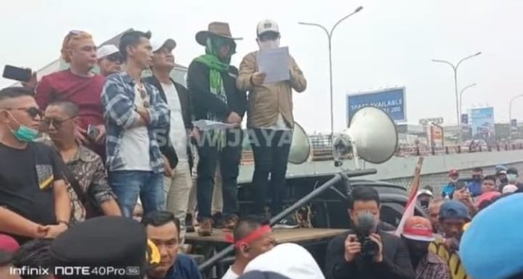 Sejumlah aktivis menggelar aksi di Mapolda Sumsel, menuntut segera tangkap para pelaku penganiyaan wartawan dan mahasiswa saat demo di Mapolda, Jumat (16/10/2026). Foto: IG Sripo.