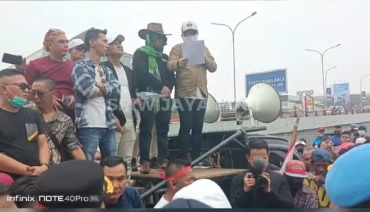 Sejumlah aktivis menggelar aksi di Mapolda Sumsel, menuntut segera tangkap para pelaku penganiyaan wartawan dan mahasiswa saat demo di Mapolda, Jumat (16/10/2026). Foto: IG Sripo.
