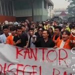 Massa mahasiswa membentangkan spanduk bertuliskan penyegelan kantor Gubernur Sumsel, Rabu (21/10/2026). Foto: IST/screenshot medsos.