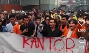 Massa mahasiswa membentangkan spanduk bertuliskan penyegelan kantor Gubernur Sumsel, Rabu (21/10/2026). Foto: IST/screenshot medsos.