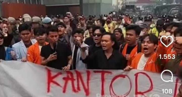Massa mahasiswa membentangkan spanduk bertuliskan penyegelan kantor Gubernur Sumsel, Rabu (21/10/2026). Foto: IST/screenshot medsos.