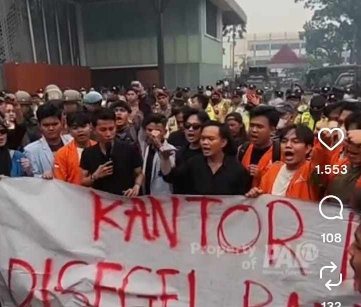 Massa mahasiswa membentangkan spanduk bertuliskan penyegelan kantor Gubernur Sumsel, Rabu (21/10/2026). Foto: IST/screenshot medsos.