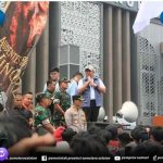 Gubernur Sumsel, Herman Deru saat menerima aspirasi mahasiswa tentang karhutla di halaman Pemprov Sumsel, Senin (5/10/2026). Foto: Humas Pemprov Sumsel.