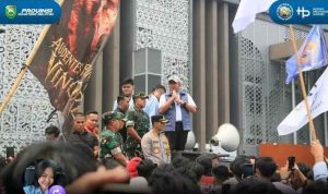 Gubernur Sumsel, Herman Deru saat menerima aspirasi mahasiswa tentang karhutla di halaman Pemprov Sumsel, Senin (5/10/2026). Foto: Humas Pemprov Sumsel.