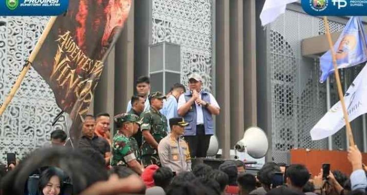 Gubernur Sumsel, Herman Deru saat menerima aspirasi mahasiswa tentang karhutla di halaman Pemprov Sumsel, Senin (5/10/2026). Foto: Humas Pemprov Sumsel.