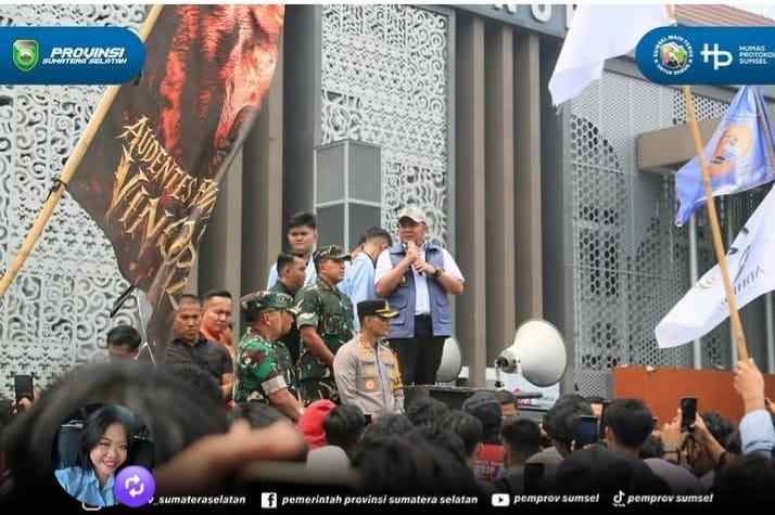 Gubernur Sumsel, Herman Deru saat menerima aspirasi mahasiswa tentang karhutla di halaman Pemprov Sumsel, Senin (5/10/2026). Foto: Humas Pemprov Sumsel.
