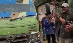 Gubernur Sumatera Selatan (Sumsel), H. Herman Deru meresmikan pengiriman minyak perdana PT Hamparan Anugerah kepada PT Seleraya Merangin Dua di Stasiun Pengumpul PT Hamparan Anugerah, Kecamatan Muara Lakitan, Kabupaten Musi Rawas, Jumat (30/10/2026). Foto: Humas Pemprov Sumsel.