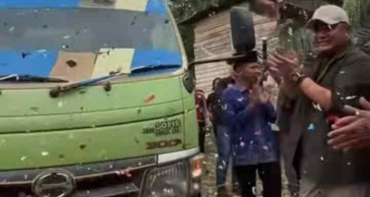 Gubernur Sumatera Selatan (Sumsel), H. Herman Deru meresmikan pengiriman minyak perdana PT Hamparan Anugerah kepada PT Seleraya Merangin Dua di Stasiun Pengumpul PT Hamparan Anugerah, Kecamatan Muara Lakitan, Kabupaten Musi Rawas, Jumat (30/10/2026). Foto: Humas Pemprov Sumsel.