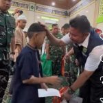 Gubernur Sumsel H. Herman Deru bersama Menteri Koordinator Bidang Politik dan Keamanan (Menko Polkam) RI Jenderal TNI (Purn.) Dudung Abdurrachman menyempatkan diri berbagi kebahagiaan dengan anak-anak yatim piatu di Masjid Thoriqul Jannah, Palembang, Kamis (15/10/2026). Foto: IG Pemprov Sumsel.