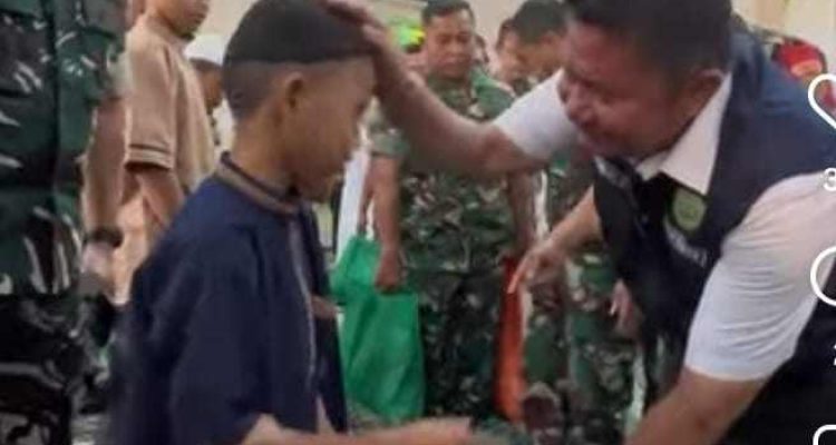 Gubernur Sumsel H. Herman Deru bersama Menteri Koordinator Bidang Politik dan Keamanan (Menko Polkam) RI Jenderal TNI (Purn.) Dudung Abdurrachman menyempatkan diri berbagi kebahagiaan dengan anak-anak yatim piatu di Masjid Thoriqul Jannah, Palembang, Kamis (15/10/2026). Foto: IG Pemprov Sumsel.