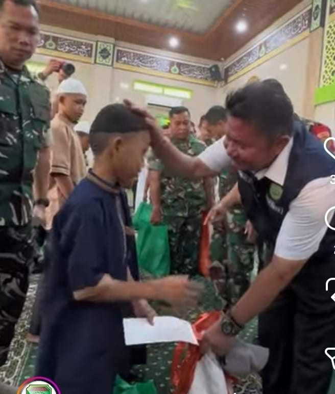 Gubernur Sumsel H. Herman Deru bersama Menteri Koordinator Bidang Politik dan Keamanan (Menko Polkam) RI Jenderal TNI (Purn.) Dudung Abdurrachman menyempatkan diri berbagi kebahagiaan dengan anak-anak yatim piatu di Masjid Thoriqul Jannah, Palembang, Kamis (15/10/2026). Foto: IG Pemprov Sumsel.