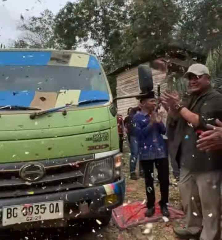 Gubernur Sumatera Selatan (Sumsel), H. Herman Deru meresmikan pengiriman minyak perdana PT Hamparan Anugerah kepada PT Seleraya Merangin Dua di Stasiun Pengumpul PT Hamparan Anugerah, Kecamatan Muara Lakitan, Kabupaten Musi Rawas, Jumat (30/10/2026). Foto: Humas Pemprov Sumsel.