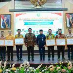 Gubernur Sumatera Selatan (Sumsel) H. Herman Deru menyerahkan hadiah kepada para pemenang Lomba Desa Tingkat Provinsi Sumsel Tahun 2026 di Auditorium Graha Bina Praja, Pemerintah Provinsi Sumsel, Kamis (29/10/2026). Foto: Humas Pemprov Sumsel.