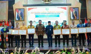 desa-40kb Gubernur Sumatera Selatan (Sumsel) H. Herman Deru menyerahkan hadiah kepada para pemenang Lomba Desa Tingkat Provinsi Sumsel Tahun 2026 di Auditorium Graha Bina Praja, Pemerintah Provinsi Sumsel, Kamis (29/10/2026). Foto: Humas Pemprov Sumsel.