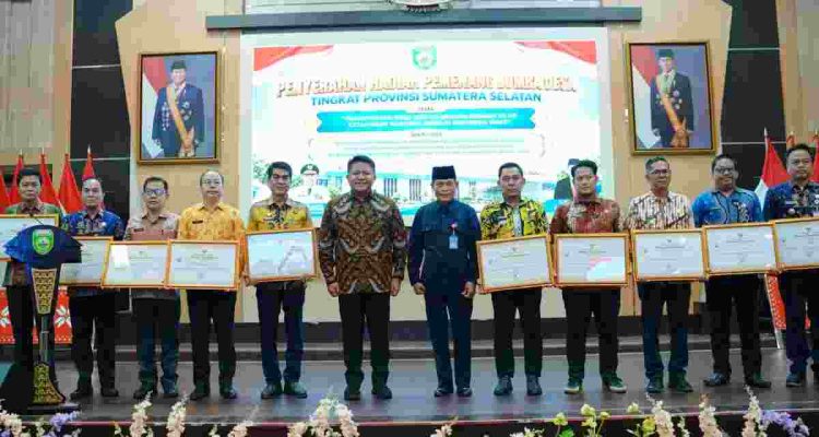 Gubernur Sumatera Selatan (Sumsel) H. Herman Deru menyerahkan hadiah kepada para pemenang Lomba Desa Tingkat Provinsi Sumsel Tahun 2026 di Auditorium Graha Bina Praja, Pemerintah Provinsi Sumsel, Kamis (29/10/2026). Foto: Humas Pemprov Sumsel.