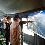 Walikota Palembang, Ratu Dewa mendampingi Menteri Koordinator Bidang Politik dan Keamanan (Menko Polkam) Republik Indonesia, Jenderal TNI (Purn.) Prof. Dr. Dudung Abdurachman meninjau posko dan lokasi Karhutla di Kecamatan Sematang Borang Palembang, Kamis (15/10/2026) pagi. Foto: Kominfo Palembang.
