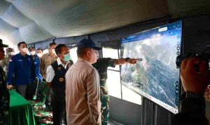 dewa-40kb (5) Walikota Palembang, Ratu Dewa mendampingi Menteri Koordinator Bidang Politik dan Keamanan (Menko Polkam) Republik Indonesia, Jenderal TNI (Purn.) Prof. Dr. Dudung Abdurachman meninjau posko dan lokasi Karhutla di Kecamatan Sematang Borang Palembang, Kamis (15/10/2026) pagi. Foto: Kominfo Palembang.